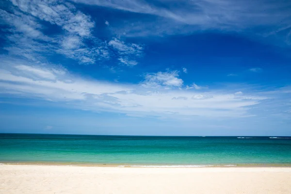 Mar azul e céu azul — Fotografia de Stock