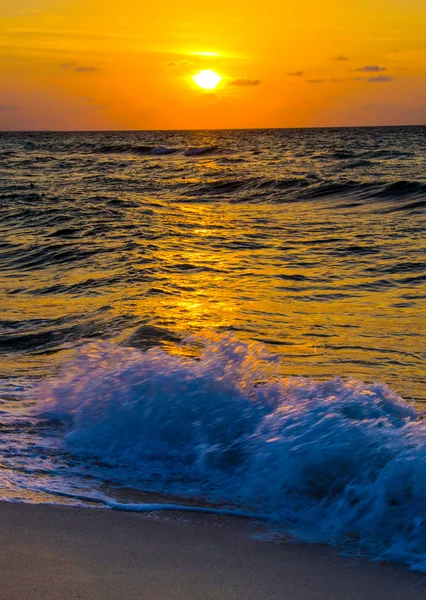 Zonsondergang boven de zee — Stockfoto