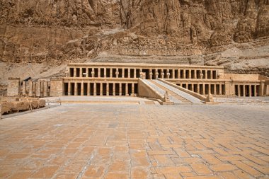 Mısır'daki Luksor yakınındaki başına