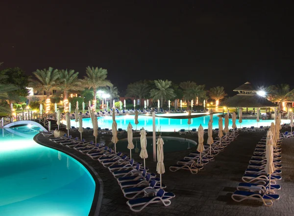 Piscina en iluminación nocturna — Foto de Stock