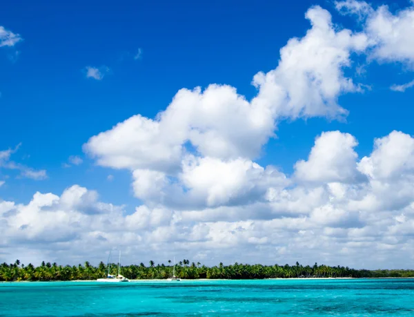 Tropikalne morze niebieski niebo — Zdjęcie stockowe