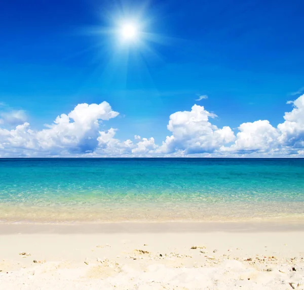 Playa y mar tropical — Foto de Stock