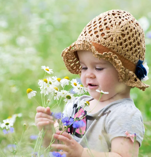 Bébé fille au soleil jour d'été — Photo