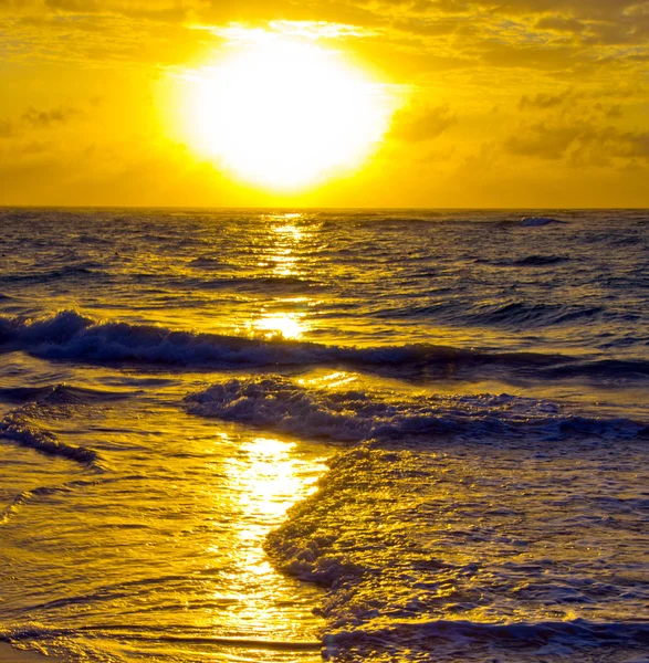 Zonsondergang boven de zee — Stockfoto