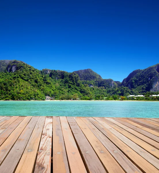 Spiaggia e mare tropicale — Foto Stock