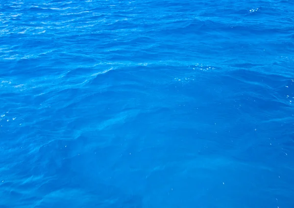 Superficie azul del mar con olas — Foto de Stock