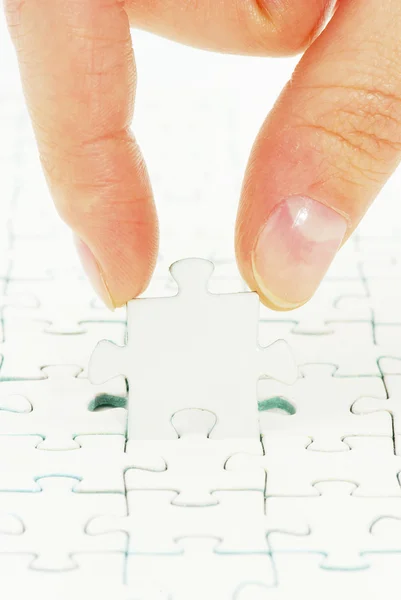 Hände halten Puzzleteil — Stockfoto