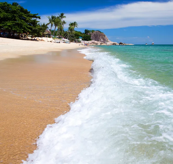 Praia e mar tropical — Fotografia de Stock