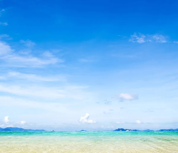 Praia e mar tropical — Fotografia de Stock