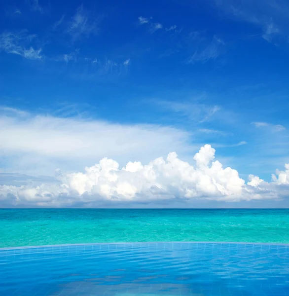 Spiaggia e mare tropicale — Foto Stock