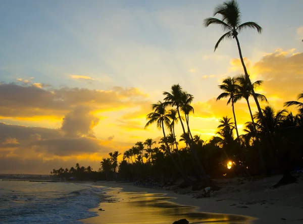 Denizin üstünde gün batımı