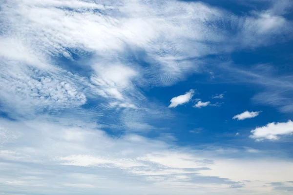 Nubes en el cielo azul — Foto de Stock