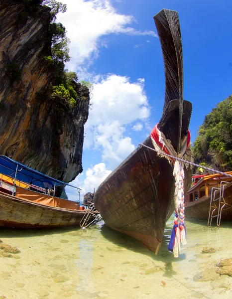 Bateaux et île — Photo