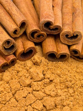 Tarçın yiyecek izole