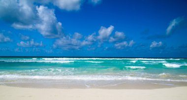 Sundown deniz bulutlar gökyüzü altında