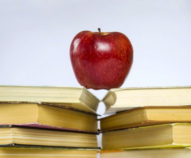 elma ve kitap yığını