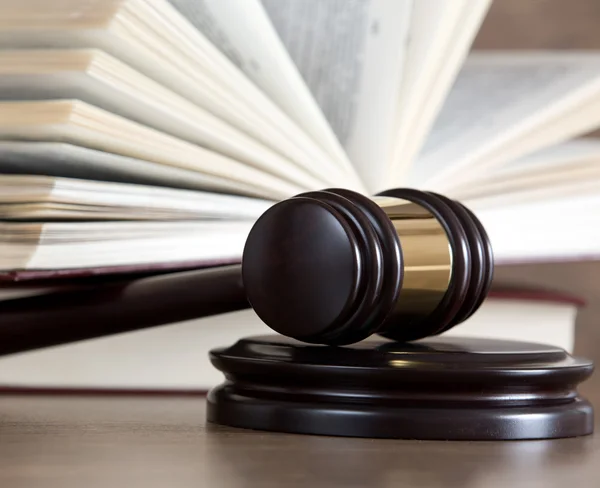 Wooden gavel and books — Stock Photo, Image