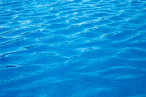 Agua azul con reflejos solares — Foto de Stock