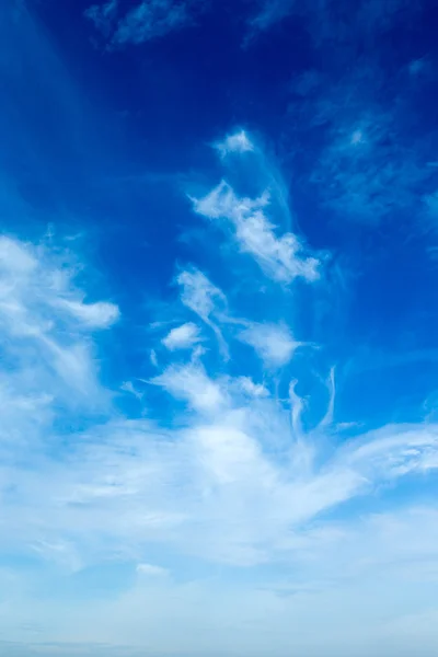 Blauwe lucht achtergrond — Stockfoto