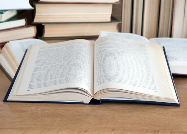 Libros sobre cubierta de madera — Foto de Stock