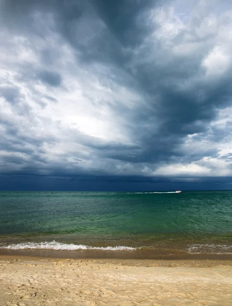 Plage et mer tropicale — Photo