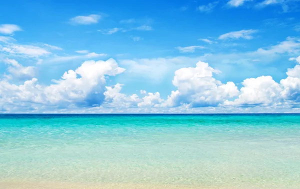 Playa y mar tropical — Foto de Stock