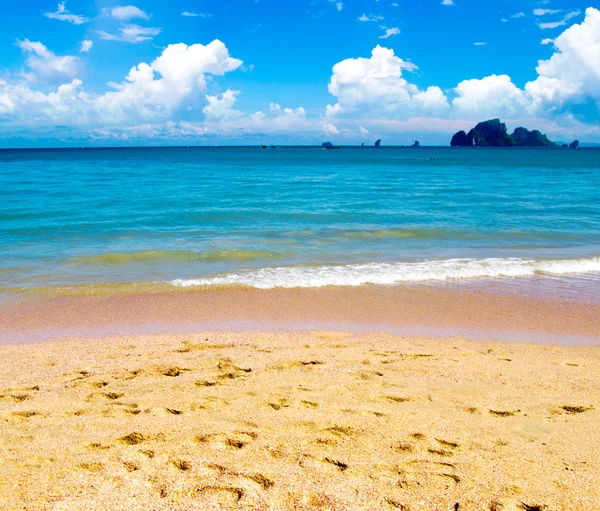 Beach and tropical sea — Stock Photo, Image