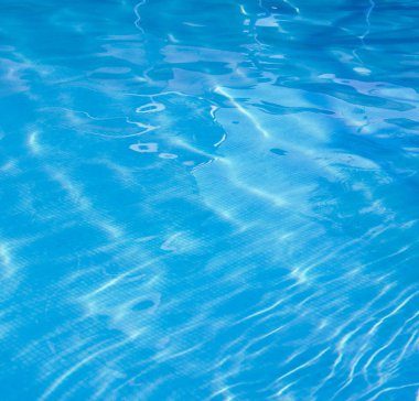 Deniz yüzeyi ile dalgalar