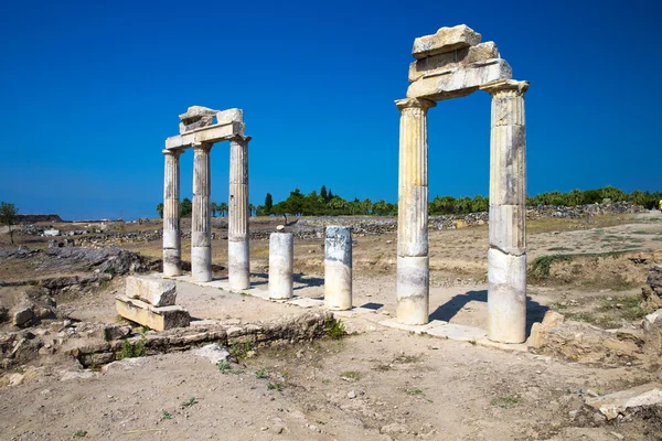 Pamukkale. Turecko. Ruiny města Hierapolis — Stock fotografie