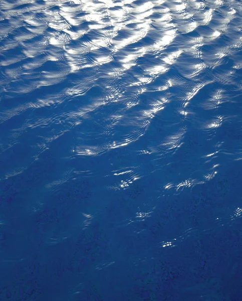 L'eau avec des reflets solaires — Photo