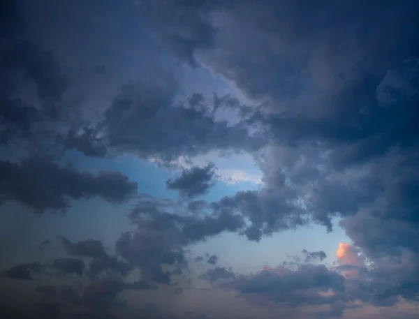 Niebo z chmurami i słońcem — Zdjęcie stockowe