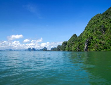 Tayland 'da kayalar ve deniz