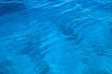 Güneş yansımaları ile su