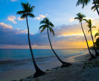 Denizin üstünde gün batımı