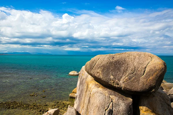 Strand en tropische zee — Stockfoto