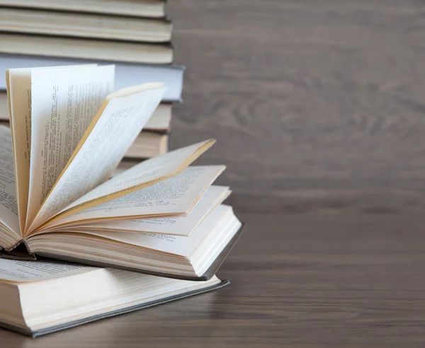 Bücher auf Holzdeck — Stockfoto