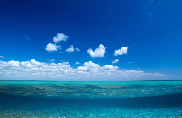 Błękitne morze i błękitne niebo — Zdjęcie stockowe