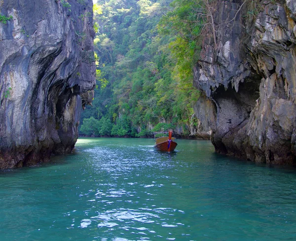 Klippor och hav i Krabi — Stockfoto