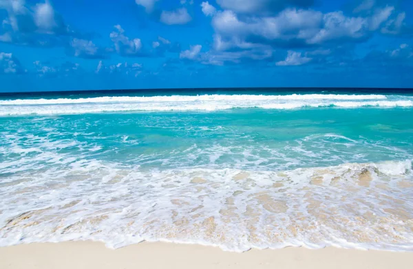 Písčitou tropickou pláž — Stock fotografie