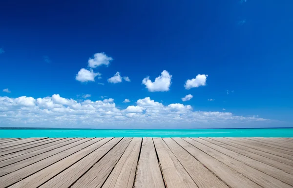 Mar azul e céu azul — Fotografia de Stock