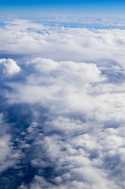 Mavi gökyüzündeki bulutlar