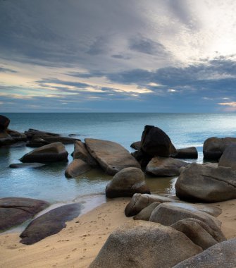 Denizin üzerinde gün batımı