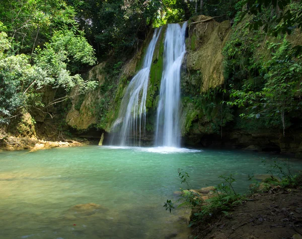 Cascada en bosque verde — Foto de Stock