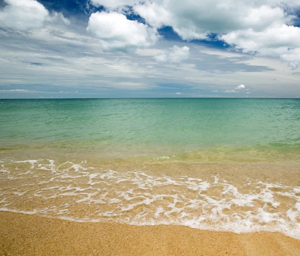 Mar azul e céu — Fotografia de Stock