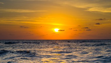 Denizin üstünde gün batımı