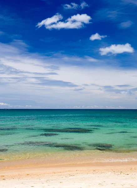 Mar azul y cielo azul —  Fotos de Stock