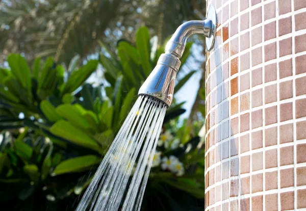 Ducha tropical refrescante —  Fotos de Stock