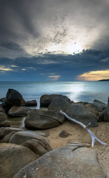Denizin üzerinde gün batımı