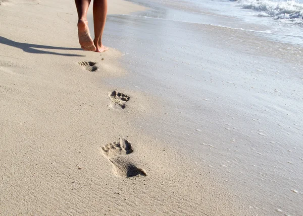 Footprints in beach — Stock Photo, Image