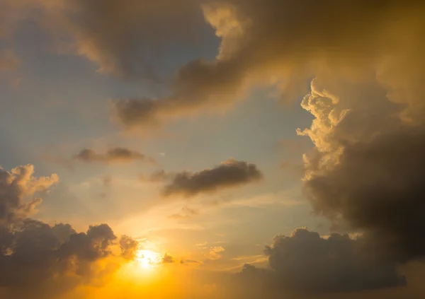 Cielo con nuvole e sole — Foto Stock
